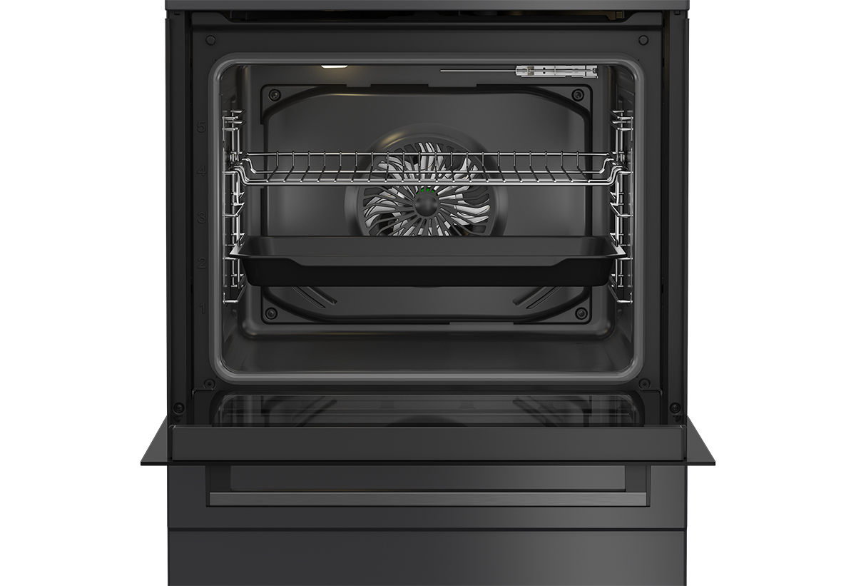 Απεικονίζεται ο φούρνος ανοιχτός.